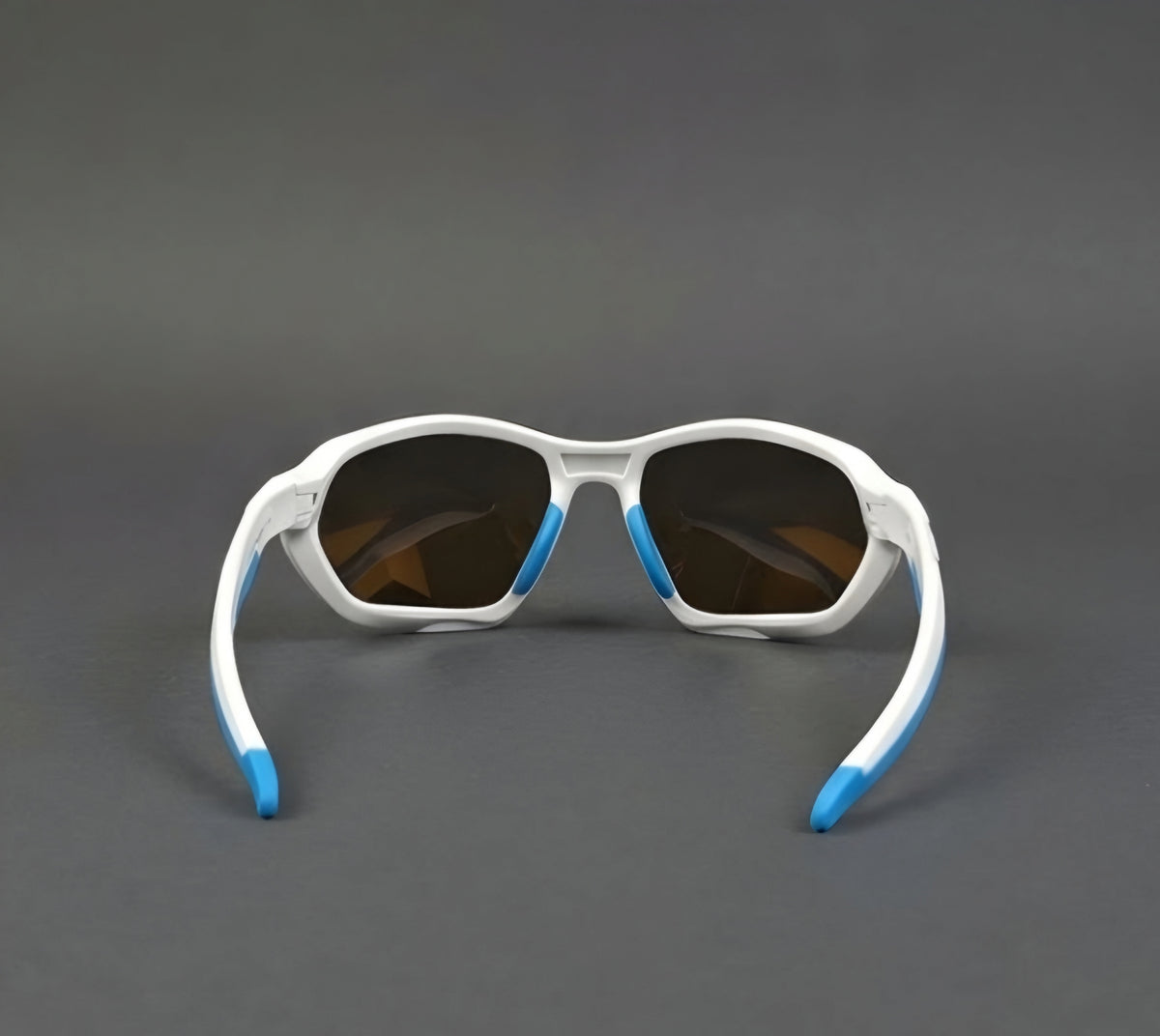 OAKLEY PLAZMA // MATTE WHITE & PRIZM SAPPHIRE: RENDIMIENTO GEOMÉTRICO SIN LÍMITES