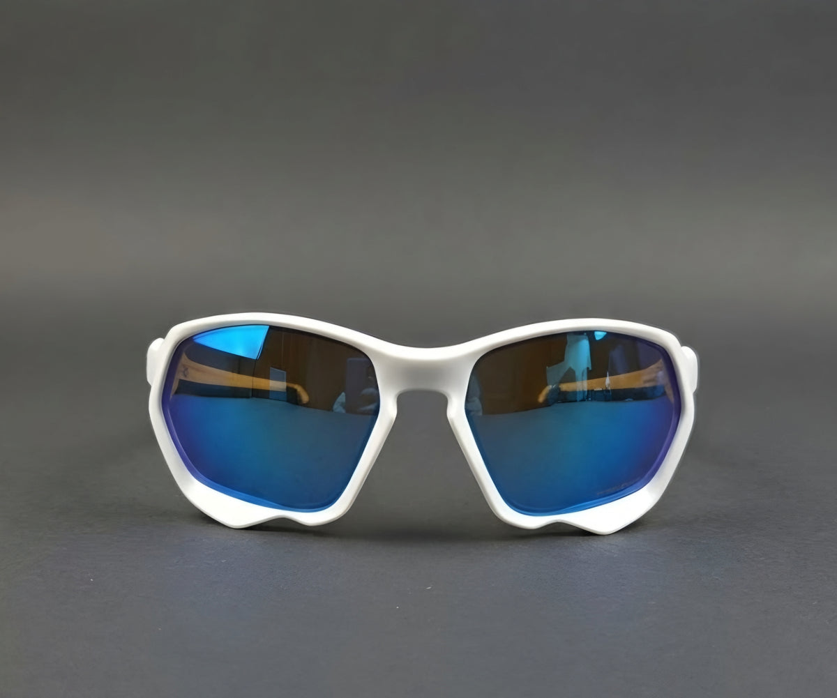 OAKLEY PLAZMA // MATTE WHITE & PRIZM SAPPHIRE: RENDIMIENTO GEOMÉTRICO SIN LÍMITES