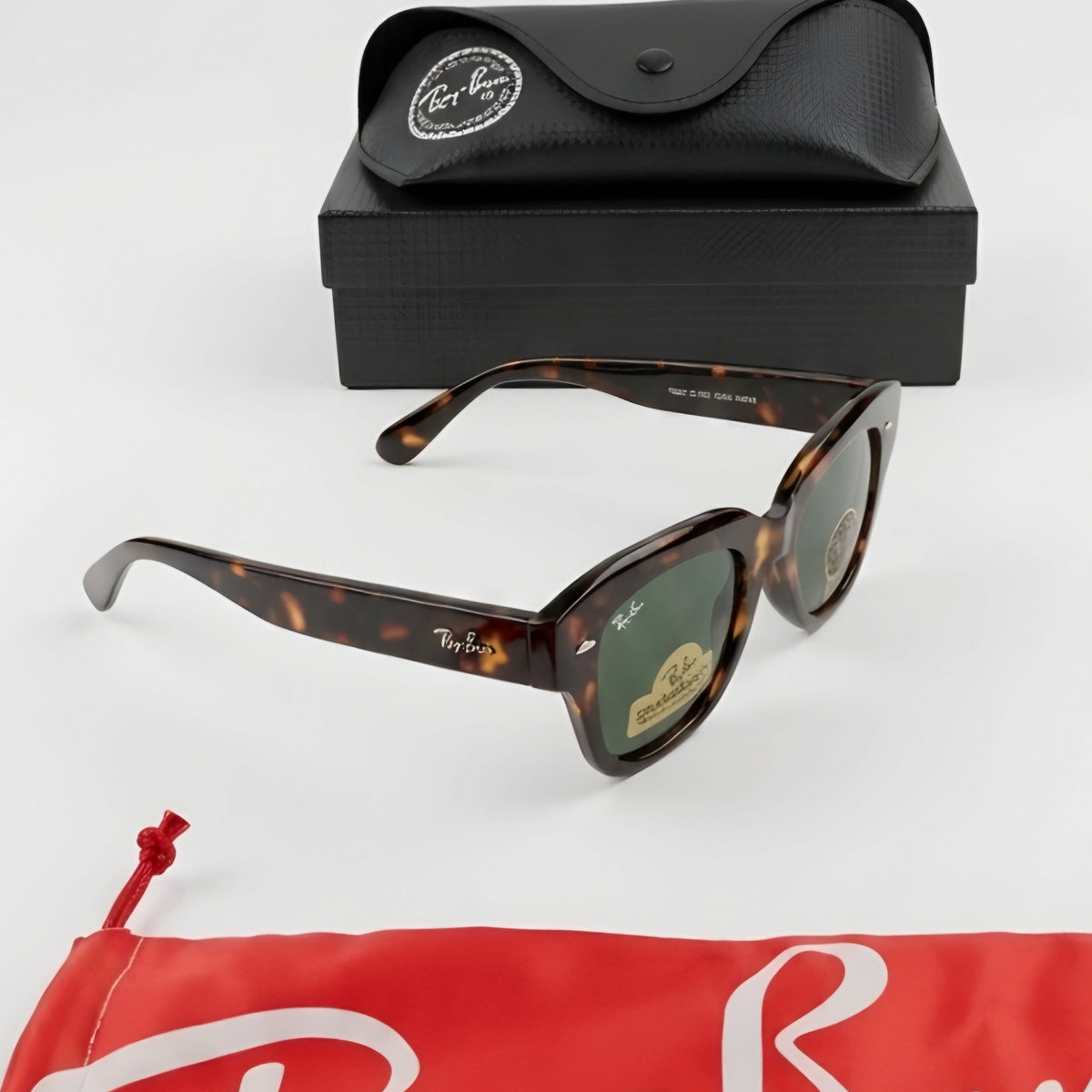 Ray-Ban Street: Estilo Urbano Imparable.