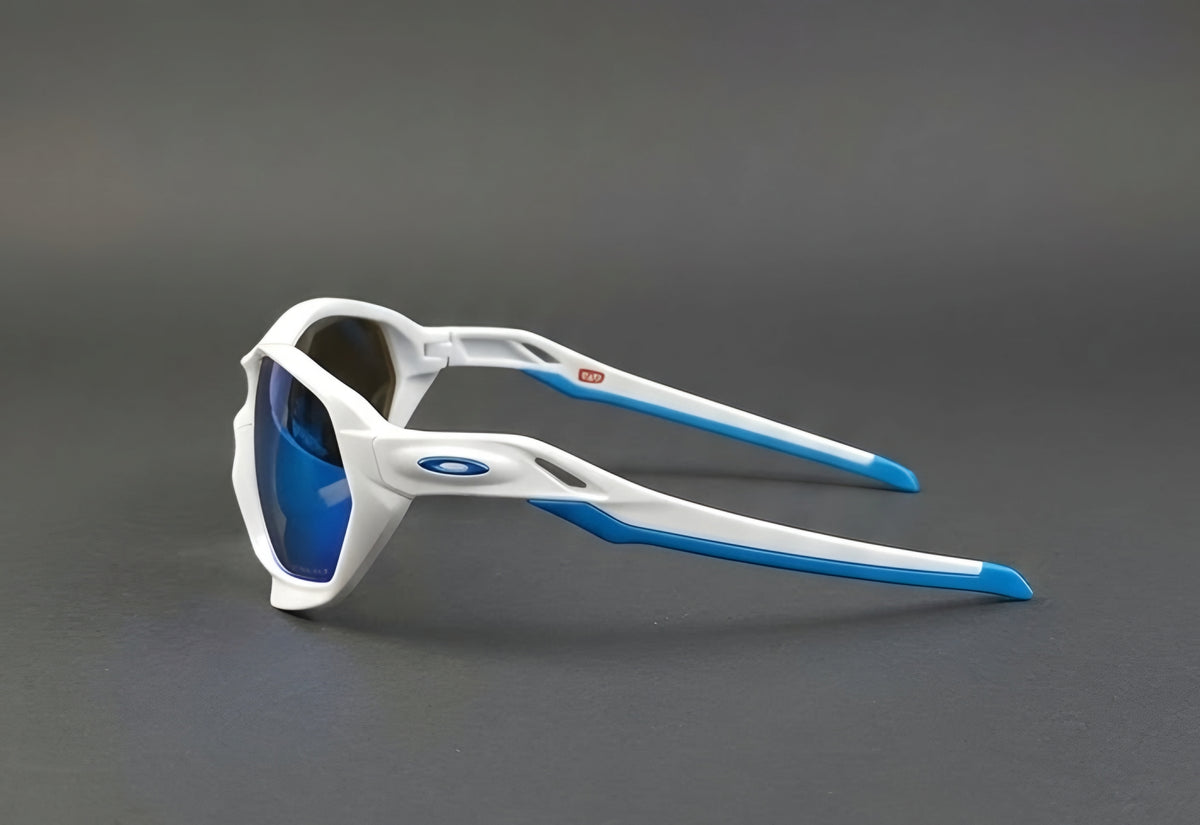 OAKLEY PLAZMA // MATTE WHITE & PRIZM SAPPHIRE: RENDIMIENTO GEOMÉTRICO SIN LÍMITES