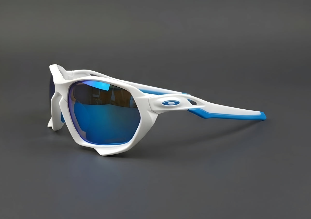 OAKLEY PLAZMA // MATTE WHITE & PRIZM SAPPHIRE: RENDIMIENTO GEOMÉTRICO SIN LÍMITES