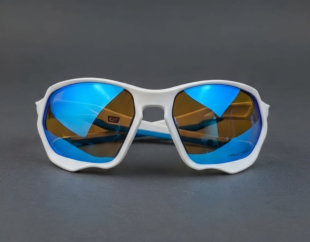 OAKLEY PLAZMA // MATTE WHITE & PRIZM SAPPHIRE: RENDIMIENTO GEOMÉTRICO SIN LÍMITES
