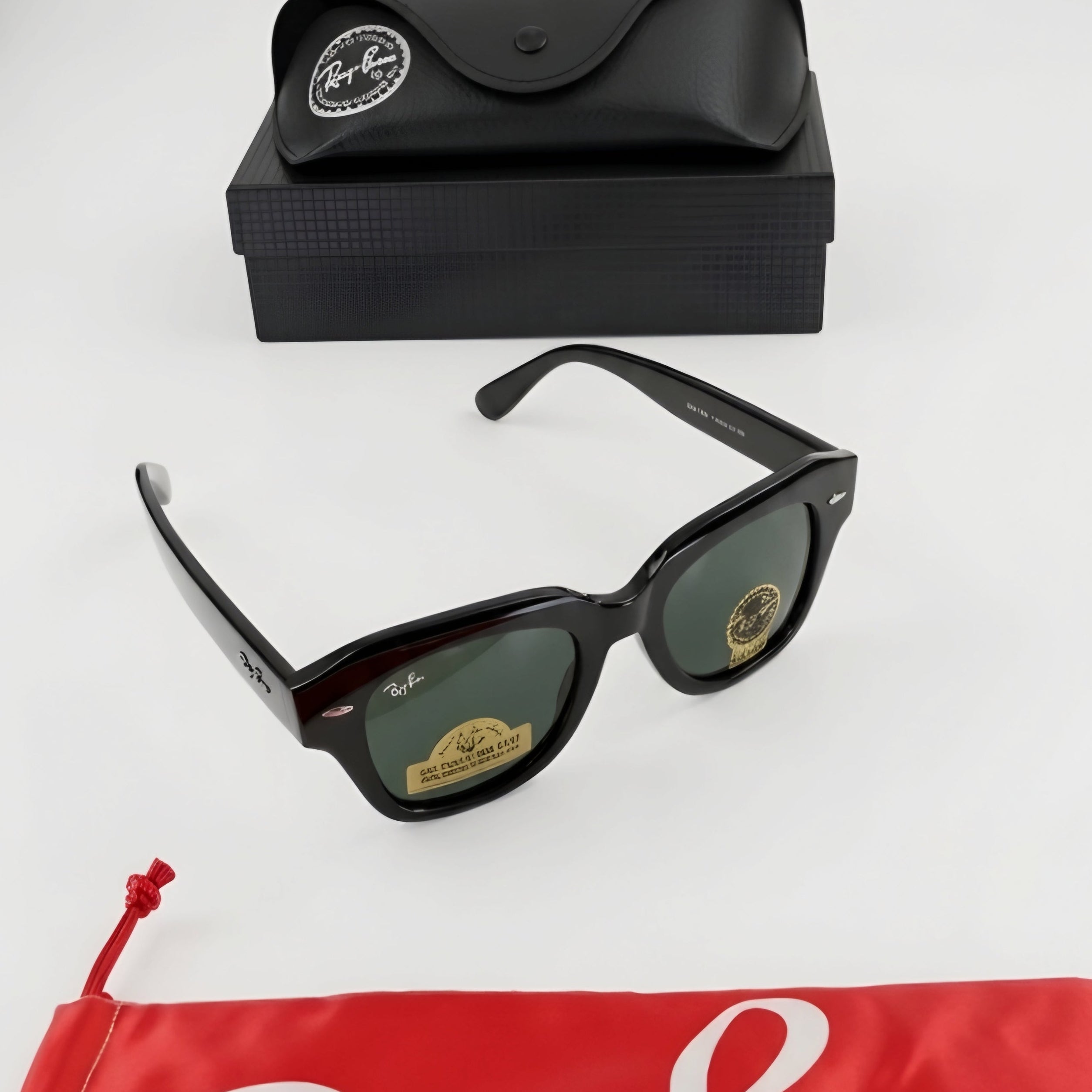 Ray-Ban Street: Estilo Urbano Imparable.