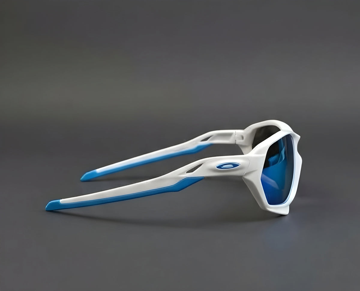 OAKLEY PLAZMA // MATTE WHITE & PRIZM SAPPHIRE: RENDIMIENTO GEOMÉTRICO SIN LÍMITES